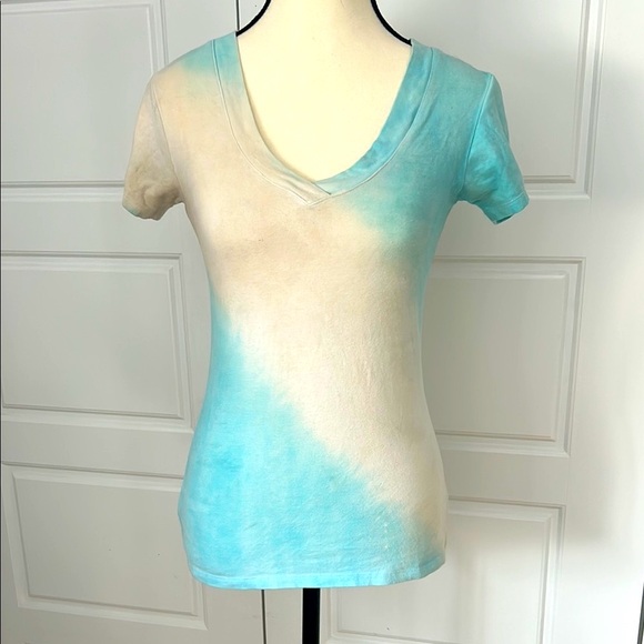 DNA Sport Tops - Women’s Cream and Blue Fitted Short Sleeve T-Shirt Tie Dye V-Neck Size M
